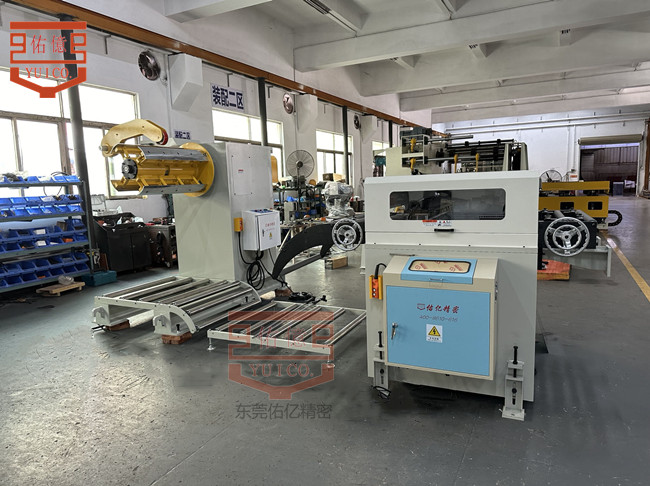 特殊定制汽車(chē)門(mén)框鍍鉻條自動(dòng)化沖壓解決方案