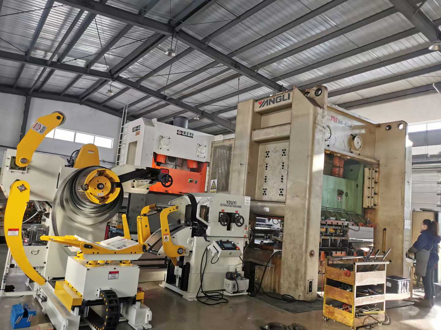 4個簡單步驟教你輕松掌握操作沖床三合一開卷整平送料機